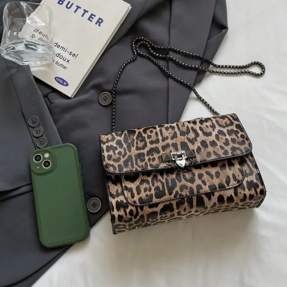Chic Leopard Print Clutch with Chain Strap